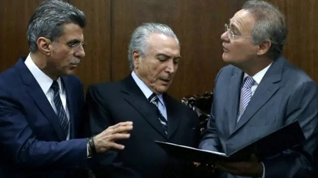 یوکا (چپ) در کنار تامر (وسط) و رئیس مجلس سنا - مکالمه یوکا به یک سناتور سابق به استعفای او از دولت منجر شد