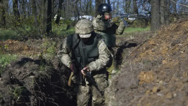 Українські військові біля Авдіївки