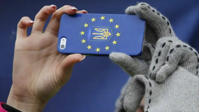 Телефон з тризубом