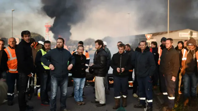 Rafineri işçilerine kamyoncular ve liman işçileri ve gösterici gruplar da destek veriyor