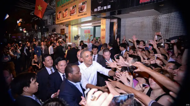 餐廳外面的民眾熱情歡迎奧巴馬