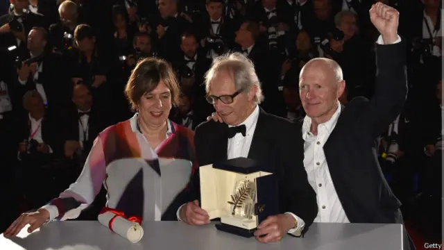 لوتش برفقة كاتب سيناريو الفيلم بول لافيرتي ومنتجته ربيكا اوبراين