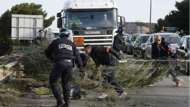 Jandarma birlikleri, Fos-sur-Mer rafinerisindeki barikatı zorla kaldırdı.