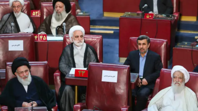  محمود احمدی نژاد، رئیس جمهور پیشین ایران در جمع دعوت شدگان به افتتاحیه مجلس خبرگان قرار داشت 