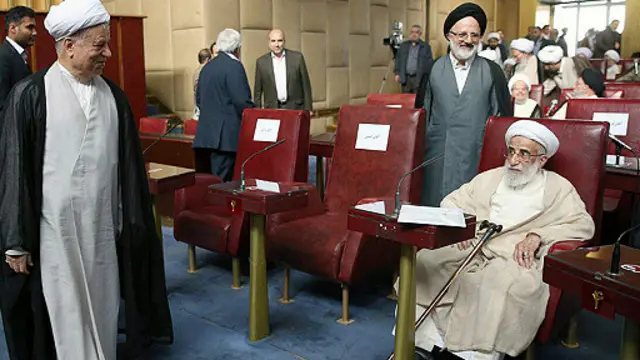 احمد جنتی و اکبر هاشمی رفسنجانی در اولین لحظات تشکیل پنجمین دوره مجلس خبرگان رهبری. اصغر حجازی از مقام های دفتر آیت الله خامنه ای هم در عکس دیده می شود