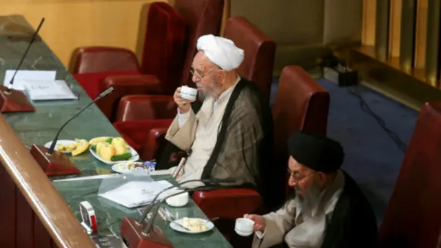 هیئت رئیسه سنی مجلس خبرگان، پیش از انتخاب هیئت رئیسه دوساله، برای لحظاتی اداره مجلس را بر عهده داشت