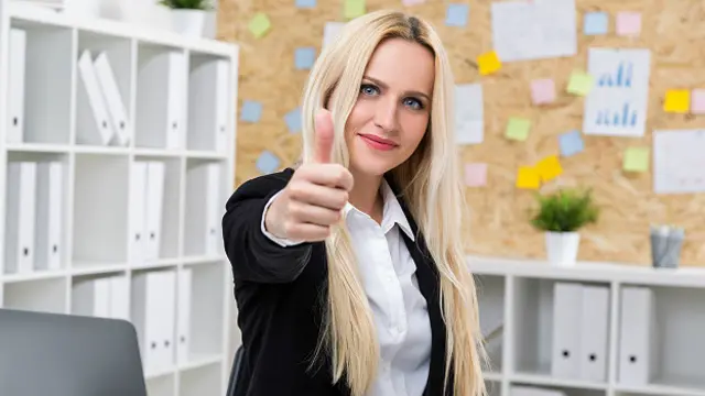 Девушка показывает жестов "Все отлично!"