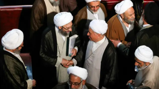 صادق لاریجانی، رئیس قوه قضائیه و عضو مجلس خبرگان رهبری و اکبر هاشمی رفسنجانی. آقای رفسنجانی امروز نامزد عضویت در هیئت رئیسه نشد