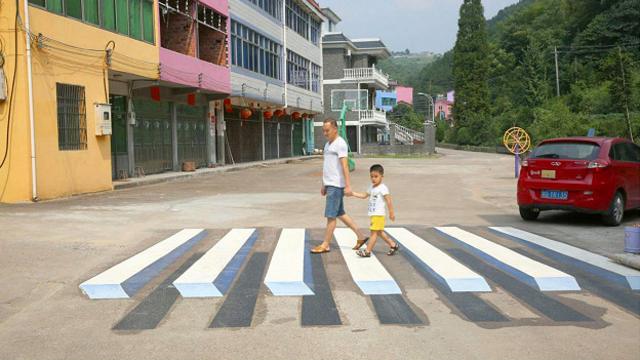 Министерство транспорта Индии тестирует применение оптических иллюзий на пешеходных переходах - таких же, как в китайском уезде Пуцзян
