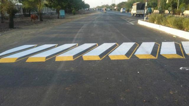 26 апреля министр транспорта Индии Нитин Гадкари разместил эту фотографию в "Твиттере" с подписью: "Тестируем применение трехмерных изображений в качестве виртуальных ограничителей скорости"