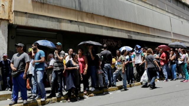 Los venezolanos hacen fila durante horas para conseguir productos básicos.