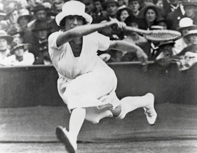 Suzanne Lenglen fue la primera jugadora que se rebeló contra las "absurdas y anticuadas reglas del tenis aficionado".