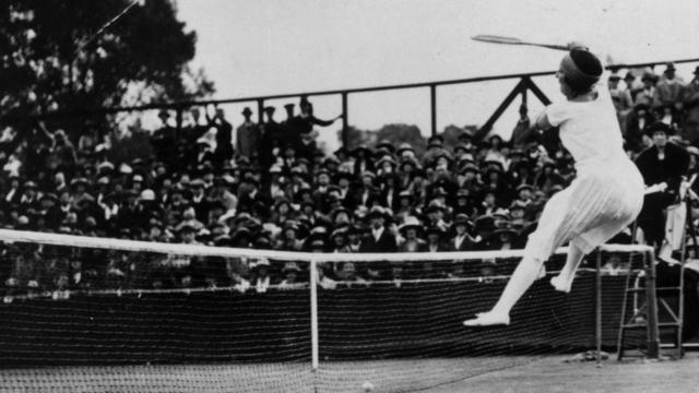 Durante su carrera Lenglen fue casi imbatible, sumando dos medallas de oro y una de bronce a sus múltiples títulos en individuales y dobles en los abiertos de tenis.