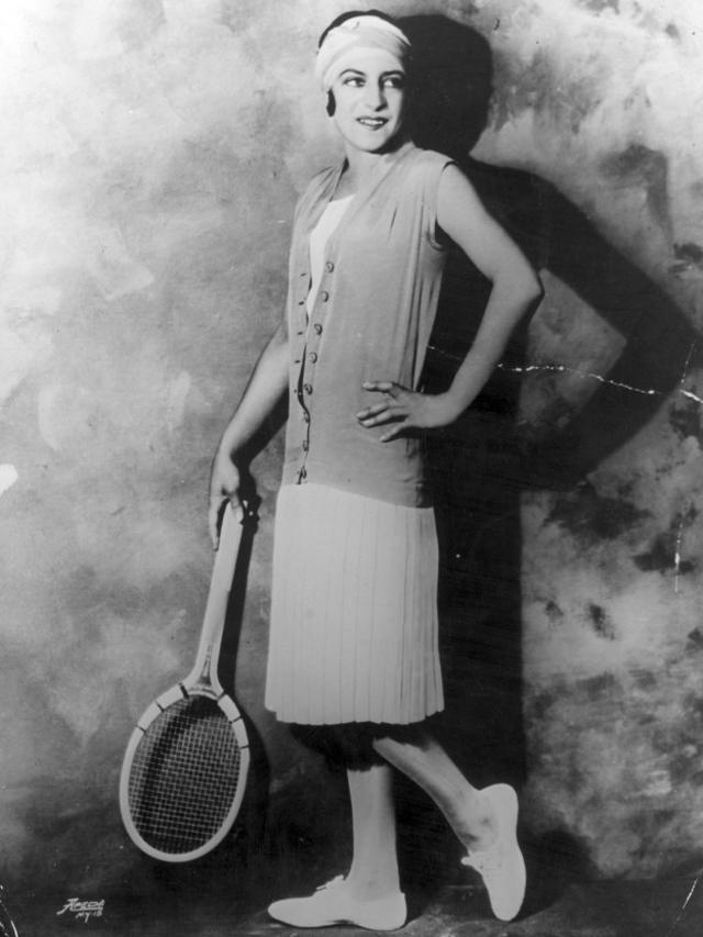 No sólo fue una campeona dentro de la cancha, Lenglen también fue pionera en su forma de vestir.