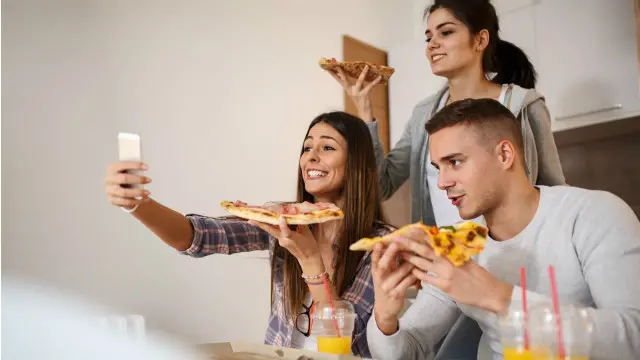 Unos jóvenes haciendo un video con sus teléfonos