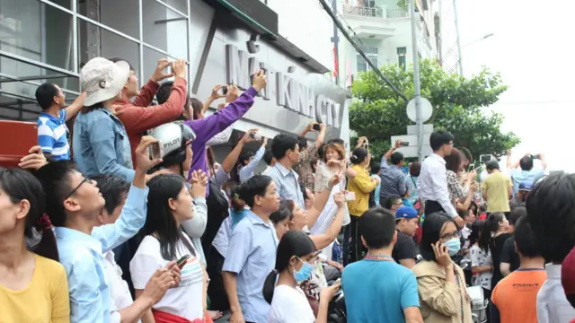 Người dân tụ tập hai bên đường để chờ đón đoàn xe của Tổng thống Mỹ, ông Barrack Obama đi qua. Ảnh: Một người dùng Facebook không muốn nêu tên.