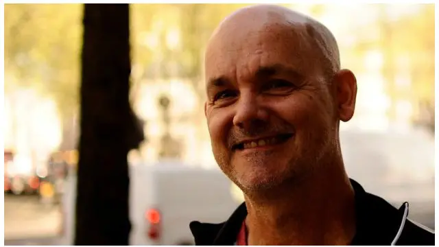 布莱德觉得自己作为英联邦国家公民在英国受到的待遇不如欧盟国家公民。