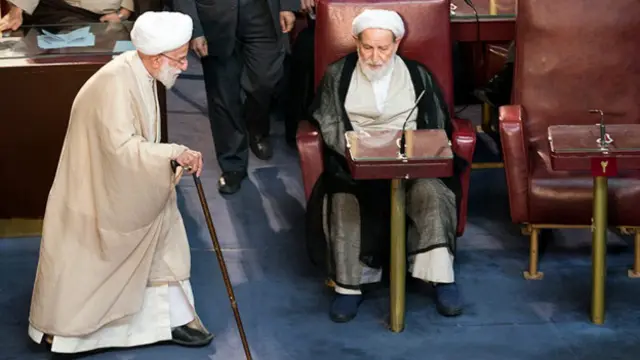 در انتخابات خبرگان همین رابطه کین‌توزانه با رهبری و تاکید بی‌وجه بر بزرگ‌نُمایی گسست میان نهادهای انتخابی و انتصابی سبب شد که چند ناقض دانه‌درشت حقوق بشر را در فهرست خود جای دهند تا چند تن دیگر (تنها به‌سبب نزدیکی به رهبری) رای نیاورند و همین رویکرد سیاست‌ناشناسانه که عمل سیاسی را بر محور حب و بغض مبتنی می‌کند، به شکست اخلاقی و سیاسی توامان آنان انجامید. 