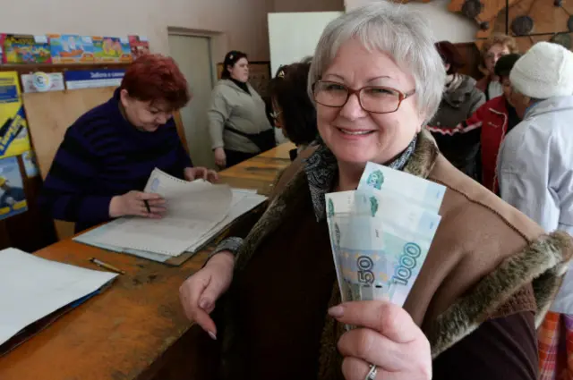В конце марта 2014 года крымчане начали получать пенсии в рублях