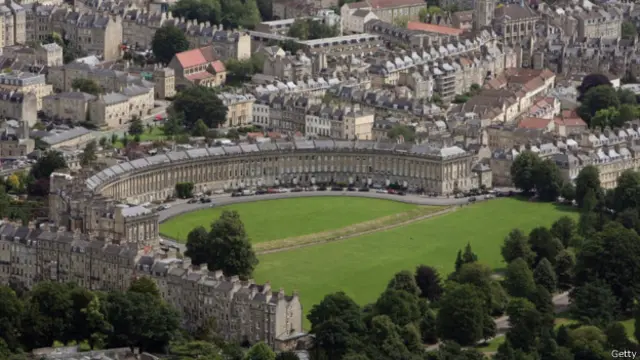 巴斯，英国的花园城、大学城、旅游城…古罗马人留下了温泉浴， 乔治时代留下了标志性的皇家新月楼。巴斯的公园里发现一只断脚，与巴斯浪漫形象的反差可谓巨大。