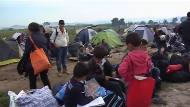 تحمل المهاجرون المعيشة في المعسكر في خيام سيئة وعلى طعام قليل أملا في استكمال رحلتهم إلى شمال أوروبا