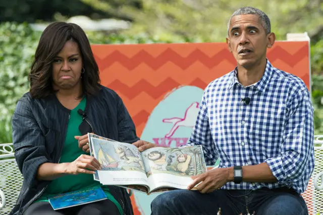 Барак і Мішель Обама читають дітям під час традиційного великоднього пікніка у 2014 році