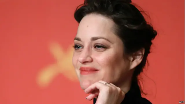 جسدت الممثلة ماريون كوتيار في دور كاترين زوجة الأخ في الفيلم 