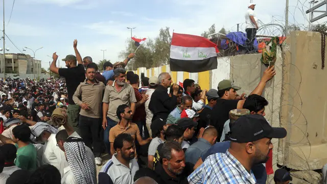 اقتحم المتظاهرون المنطقة الخضراء للمرة الثانية يوم الجمعة الماضي