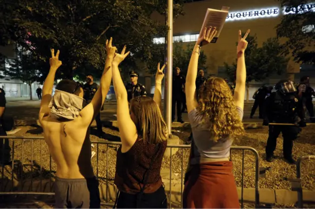 Manifestantes protestan contra Trump en Albuquerque.