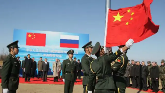 解放軍士兵在黑瞎子島移交儀式上升起中國國旗(新華社圖片14/10/2008)