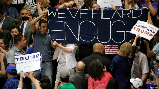 مظاہرین نے بینرز اُٹھائے ہوئے تھے جن پر ڈونلڈ ٹرمپ کے خلاف تحریریں درج تھیں۔