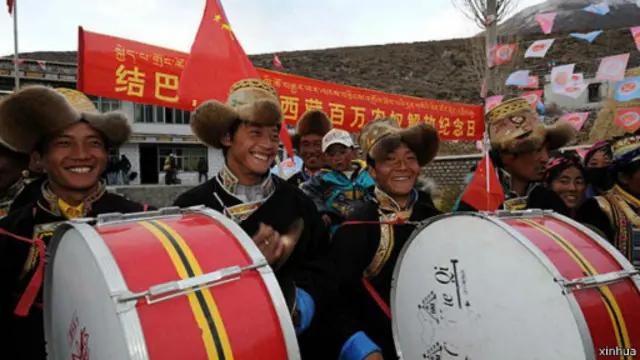 中国宣传在西藏结束了“黑暗的农奴制度”，实现了社会进步来争取藏人和舆论