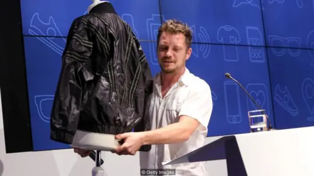 加布里尔·普拉特(Gabriel Platt)拿着一件遥控防性侵夹克，可以通过内置的电击装置对袭击者做出回击。(图片来源：Getty Images)