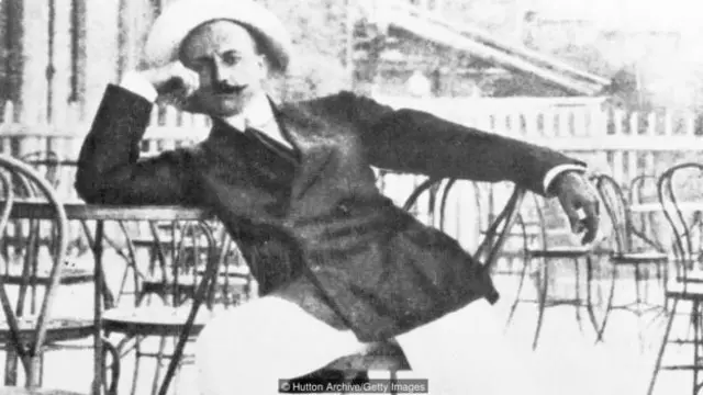 2 自从意大利未来主义运动带头人菲利波·托马索·马里内蒂设计了灯泡领带以来，可穿戴技术已经实现了长足发展。(图片来源：Hutton Archive/Getty Images)