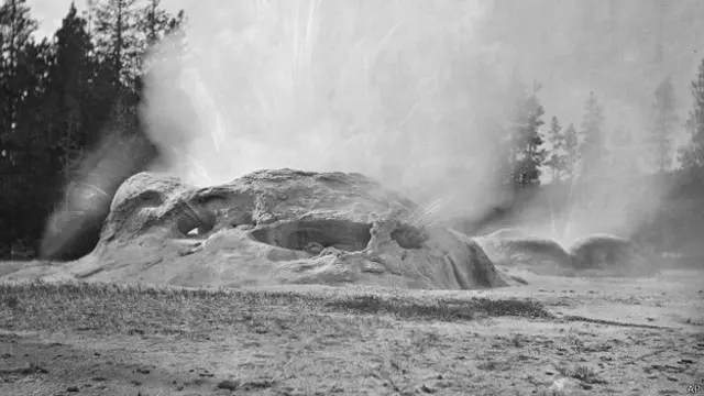 Grotto Geyser o Géiser de la Gruta, en 1871