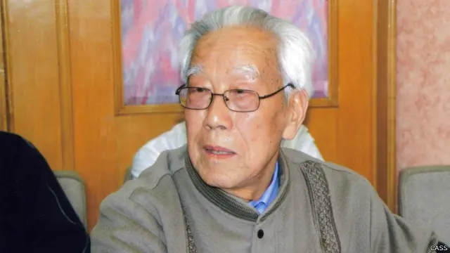 何方曾担任中共早期领导人之一的张闻天的秘书，也曾担任过中国全国政协委员。