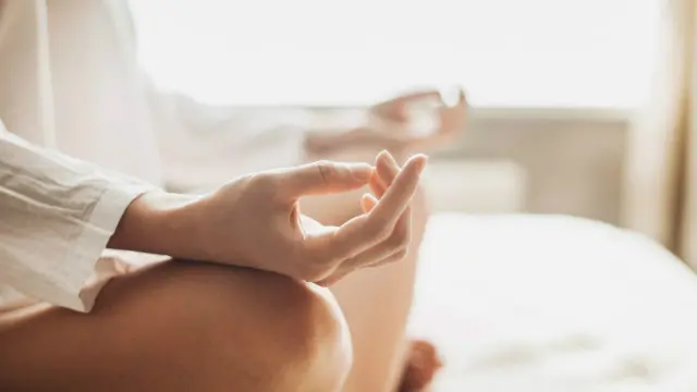 让孩子想一个放松的记忆，让孩子给你描述这个记忆的细节，它的声音、气味、光线、质感、言语、等等。这样可以帮助孩子把这个记忆储藏在脑海一角，在他/她感到焦虑时可以把思绪转移到那个安全的角落。