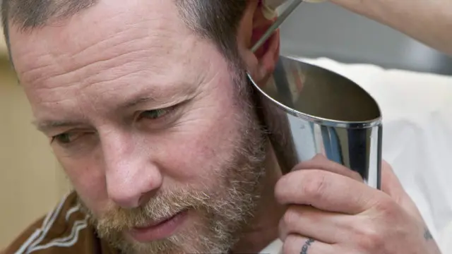 Una persona a la que le están limpiando el oído