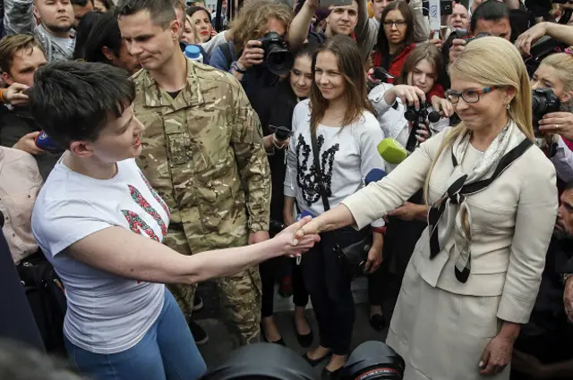 Юлія Тимошенко зустріла Надію Савченко в аеропорту, але, за словами очевидців, льотчиця не взяла у неї квіти