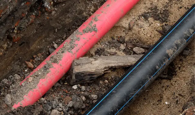 Трубы и кусок дерева