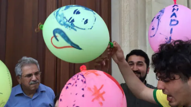 Ali məhkəmə qarşısına toplanan gənclər jurnalistin 5 il şərti azadlığa çıxmasını bayram edir