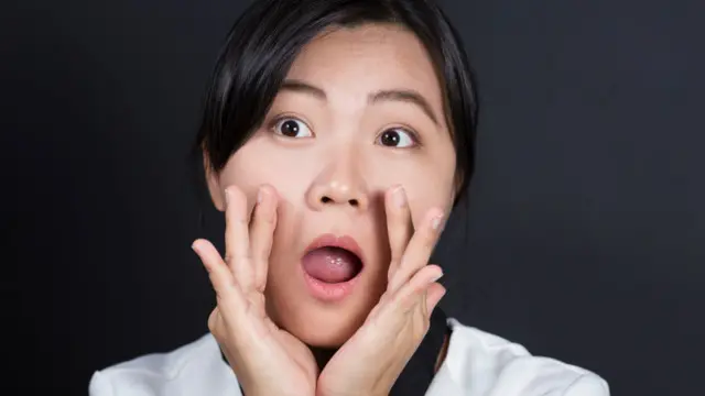 Una persona como gritando