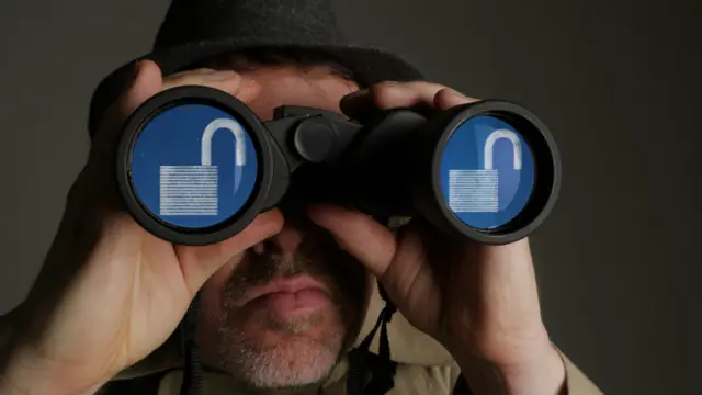 Una persona mirando por unos binoculares