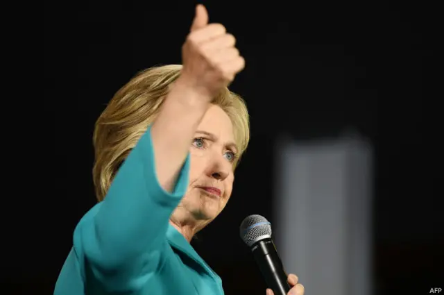 Гілларі Клінтон, як і її супернику, бракує популярності у виборців