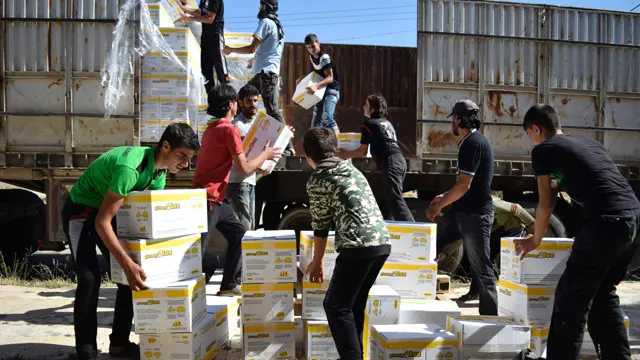 قافلة لبرنامج الغذاء العالمي توزع المساعدات على سكان قرية الحولة بمحافظة حمص