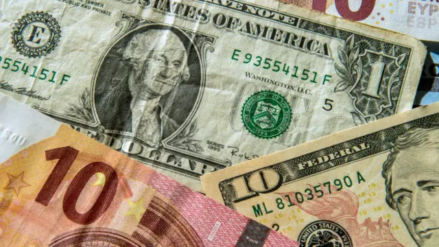 Alıcılar ötən həftənin şənbə günündən etibarən dolların bankların filiallarında limitlə satıldığını deyir