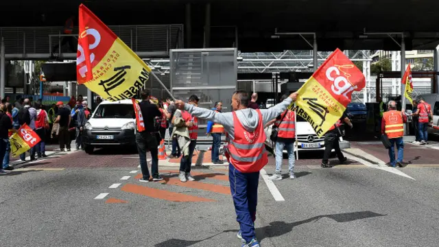 CGT sendikası hükümetin parlamentoya sunmadan yasalaştırmaya çalıştığı çalışma yasası reformuna karşı çıkıyor.