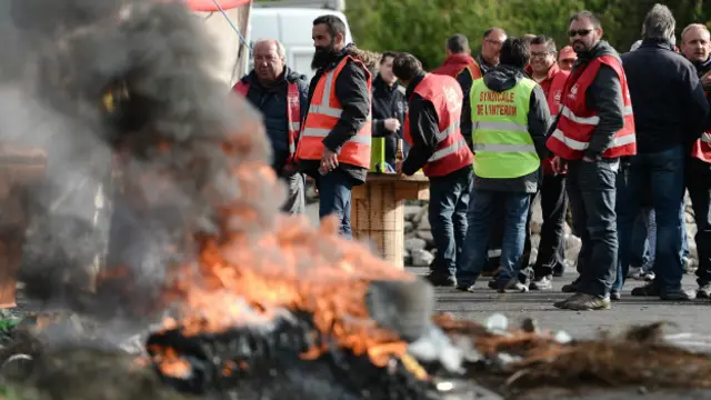 Rafineri işçileri de greve katılmış durumda. Rafineri girişlerinde lastikler yakılıyor.