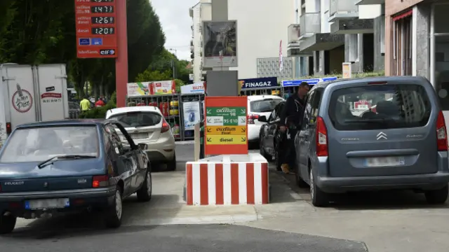 Fransa'nın birçok kentinde sürücüler benzin istasyonlarında saatlerce kuyrukta bekliyor.