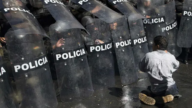 استخدمت الشرطة مدافع المياه في محاولة لتفريق المتظاهرين